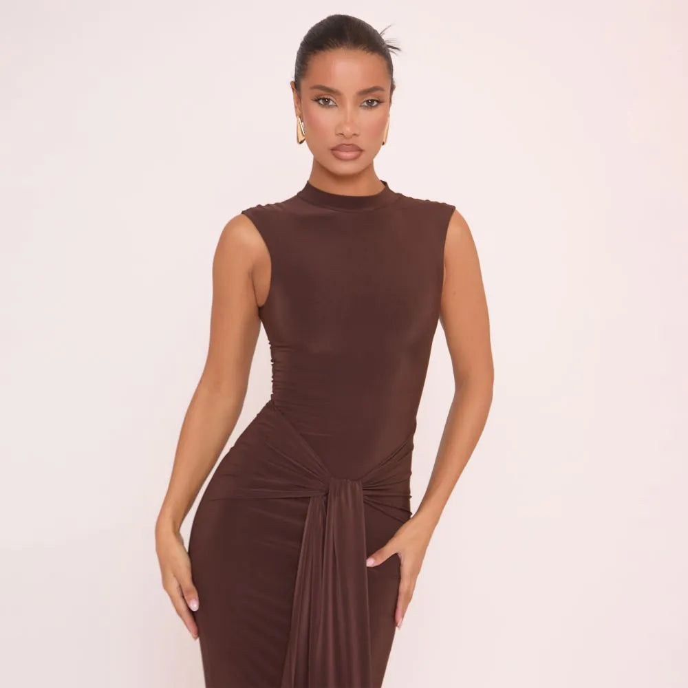 VÉRA NOIR GOWN – SCULPTED ELEGANCE